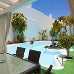 Villa 82 *